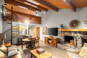 Private Creekside Sedona Waterfront Retreat