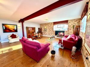 Large Westbourne Apartment - Parking - Near Beach - Sleeps 4