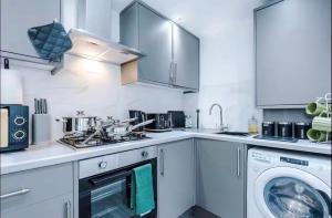 Modern 2-Bed House Near Manchester City Centre - Sleeps 6