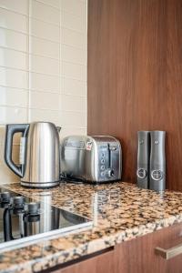 Stunning Lake and CN Tower View with 2BR 2BA Free Parking