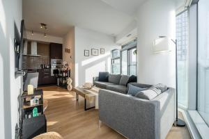 Stunning Lake and CN Tower View with 2BR 2BA Free Parking
