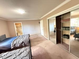 Cozy Private Queen room Scott Rd