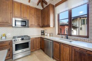 Bright Modern Home with Beach Club Access and Walking Distance to the Beach