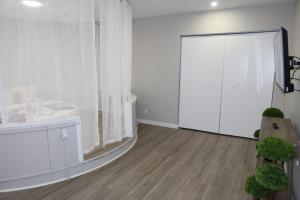 Chic 2BR Retreat in Albany Cozy, Stylish & Central