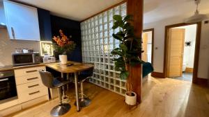 Modern Central Large Studio Sleeps 4