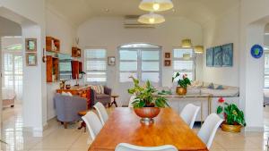 Rose Cottage in Caribbean Estate