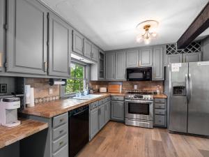 Echo Point - Pet-Friendly! Cozy Cabin Located Near Duncan Bridge Marina!