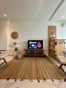 Luxury Stay- Pool, Gym Jacuzzi and Sea at your feet