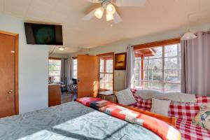 Great for Fishing! Lakefront Studio in Hemphill