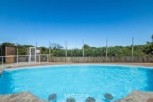 Condomínio à Beira-mar com Piscina em Morro das Pedras - PROs