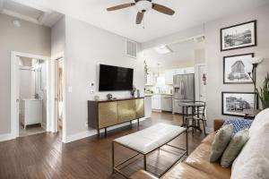 Sleek Modern Indy Home with Yard WiFi Family Friendly & Easy Access