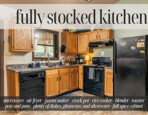 Cute and Cozy! Hot Tub, King Bed, Fully Stocked!