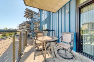 Downtown Condo Above Restaraunts- Free Parking