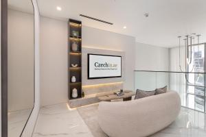 Luxury 2BR LIV Marina Dubai World-Class Amenities