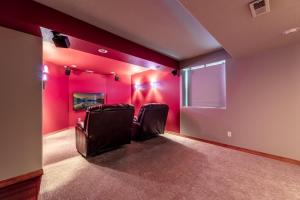 Big Family Getaway- Theater Room- BBQ- Play Room- Fire Pit