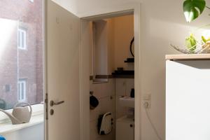 Interior Apartments - Service Apartments in Bahnhofsnähe und UNESCO-Bergpark mit Parkplatz, EBK, kinderfreundlich, Familienzimmer