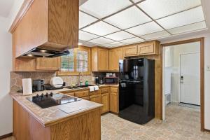 Rustic Retreat - Serene 5BR Home with Grill & Fire Pit