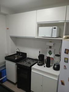 FLAT ACONCHEGANTE poucos min da praia