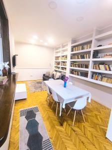 Downtown apartment in walk zone with 3 bedrooms and garage