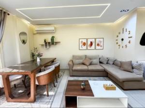 شقه فندقيه لك بالكامل غرفتين في كمباوند راقي بالشيخ زايد