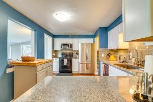 2 Mi to Olde Town! Pet-Friendly Haven with Sunroom