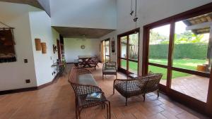 Spacious house with pool - 100m from the sea in Guaecá