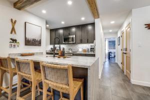 Family-Friendly Condo with Mtn Views in Keystone!