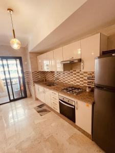 TNG apartamentos 2BR-2BA 1min from train station & corniche
