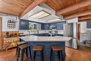 Mountains are Calling- Downtown oasis with game Room, hot tub, and trailer parking