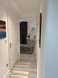 Tower Bridge Luxury Apartment with Balcony