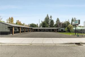 Pet Friendly Studio Steps from Food Truck Pavilion