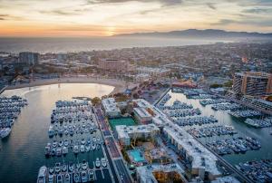 Admiralty 2BD Luxe Retreat with FREE PARKING