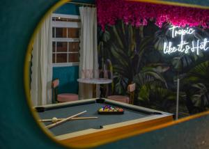 10 Minutes to Downtown with Jacuzzi, Pool Table, Ping Pong, and BBQ