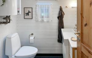 Gorgeous Home In Glesborg With Wifi