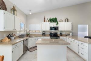 Spacious 4BR Home Patio Huge Yard Sleeps 18 Grill