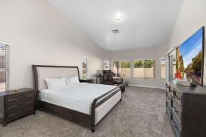 Spacious 4BR Home Patio Huge Yard Sleeps 18 Grill