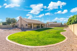 Spacious 4BR Home Patio Huge Yard Sleeps 18 Grill