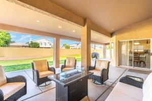 Spacious 4BR Home Patio Huge Yard Sleeps 18 Grill