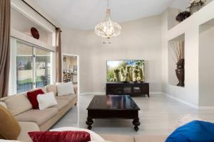 Spacious 4BR Home Patio Huge Yard Sleeps 18 Grill