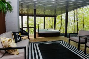 NEW! Montview Chalet - Hot Tub, Sauna, EV, Views