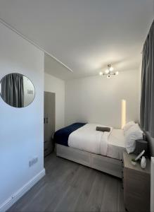 Stratford 4BR Oasis, 7min to Train with Parking