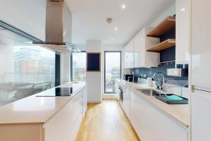 Bright 2-Bed London Flat with Balcony Near Stratford Station