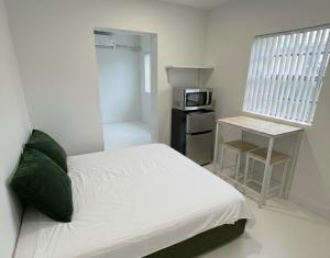 1BR near Hollywood Guitar with Private Patio