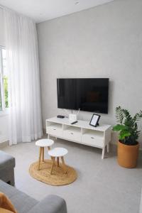 Thali House com Varanda Gourmet e churrasqueira, Piscina, 950M da praia, WiFi, AC, 2 vagas para carro