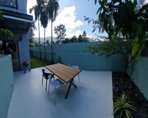 V285 Cozy Stay 3BR Garden Villa Near Beach Town