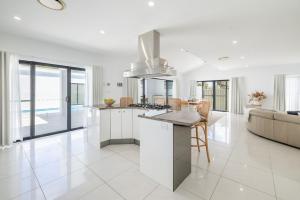 57 Tomaree Road House - Pool, Air-con, Wi-fi, Boat Parking