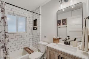 Texas Ranch Retreat - Firepit plus Spacious Backyard