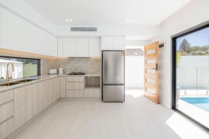 57 Tomaree Road Complex - House and Cabana with Pool, Air-con, Wi-fi, Boat Parking