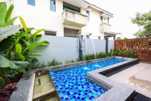 32 cozy stay Projector, Karaoke , BBQ, 7 carpark, 4 bedroom