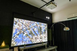 32 cozy stay Projector, Karaoke , BBQ, 7 carpark, 4 bedroom
